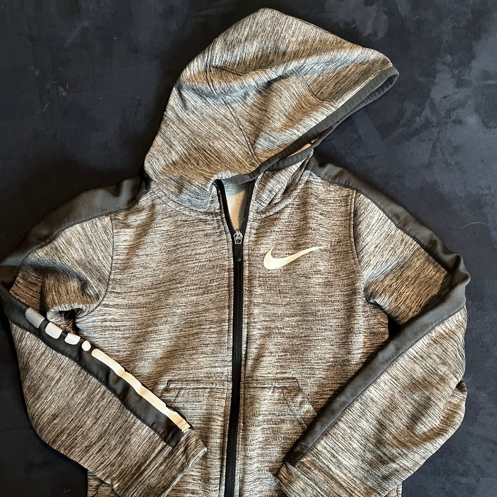 Nike Basketball Dri-Fit Hoodie (Boys Small)